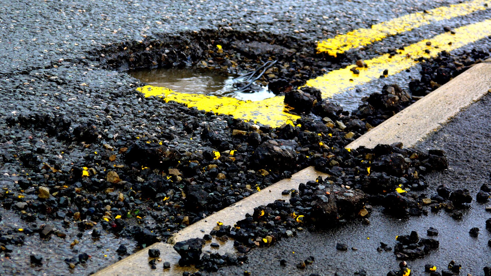 Pothole (Chris UK/Flickr)